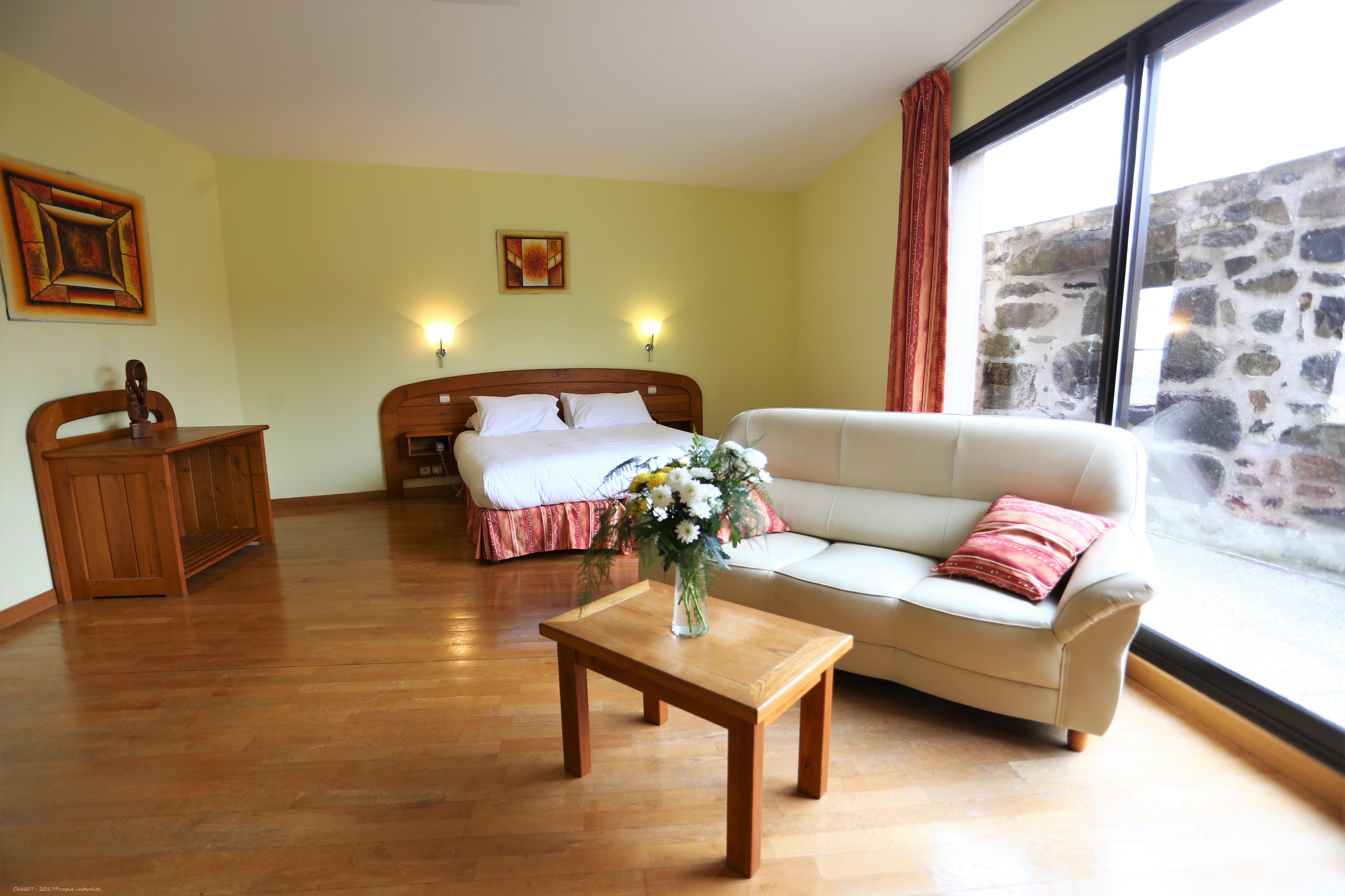 Logis Hotel-Restaurant La Mere Biquette Saint-Pons  Экстерьер фото