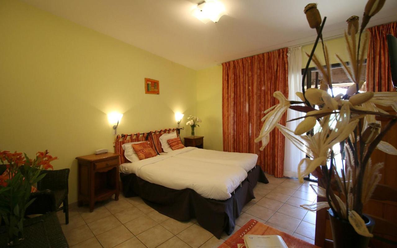 Logis Hotel-Restaurant La Mere Biquette Saint-Pons  Экстерьер фото