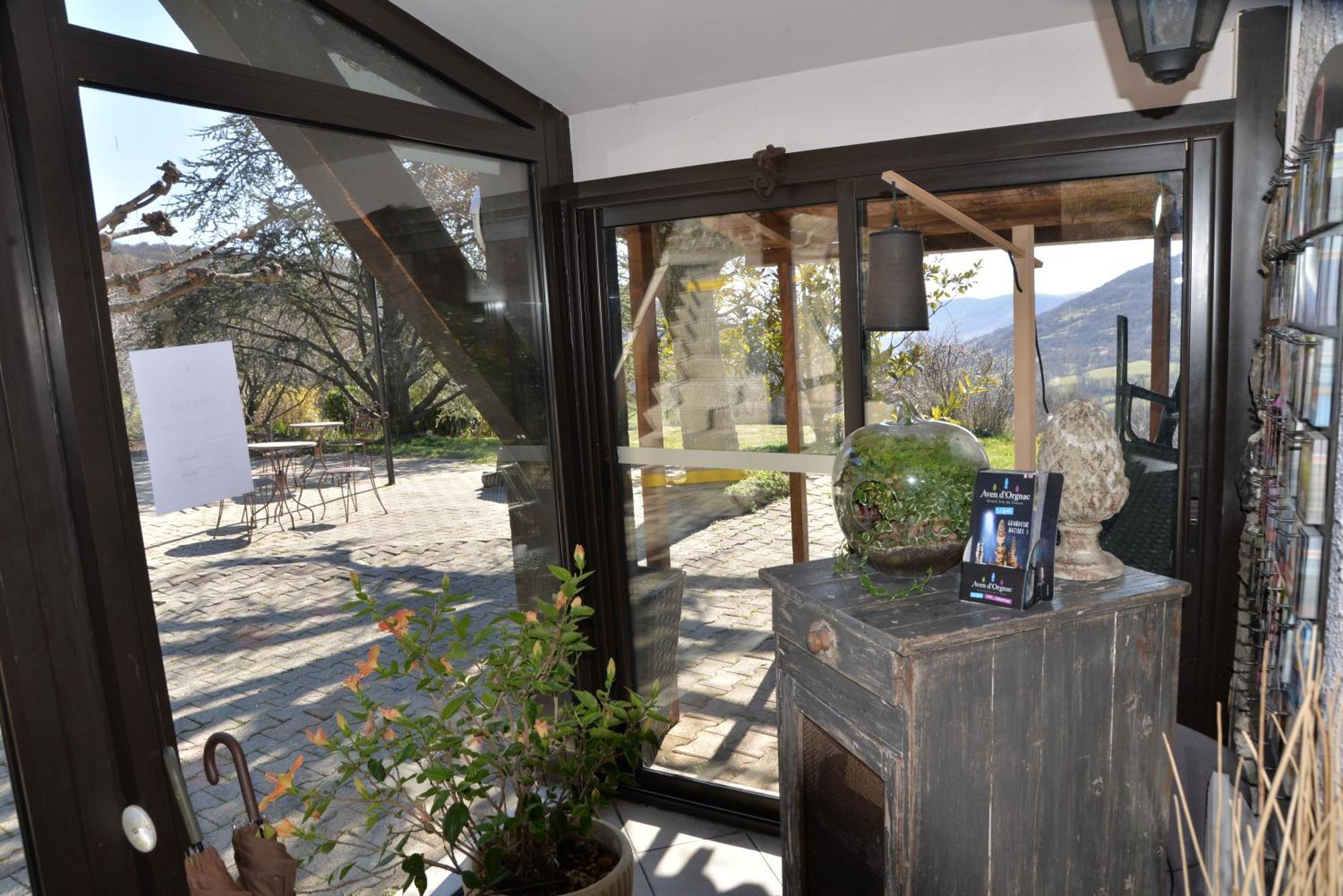 Logis Hotel-Restaurant La Mere Biquette Saint-Pons  Экстерьер фото