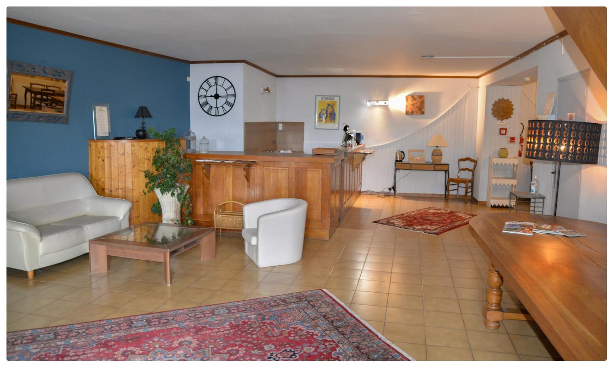 Logis Hotel-Restaurant La Mere Biquette Saint-Pons  Экстерьер фото