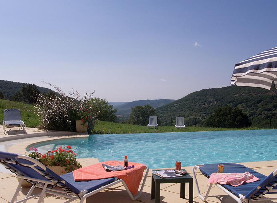 Logis Hotel-Restaurant La Mere Biquette Saint-Pons  Экстерьер фото